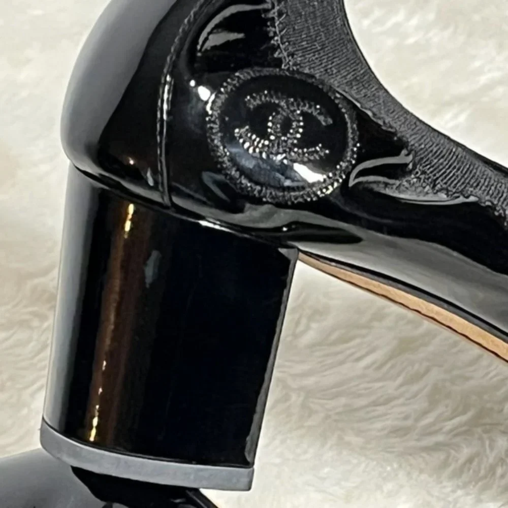 CHANEL Black Patent Leather CC Scrunch Block Heel Pumps EU Size 36, US Size 6 - Picture 7 of 15